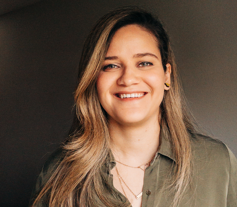 Retrato da Bianca, com um grande sorriso, olhando para a camera.