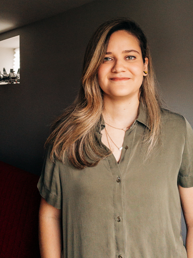 Retrato da Bianca sorrindo e olhando para a camera.