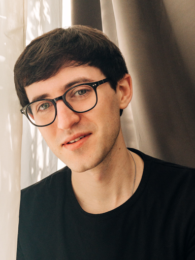 Retrato do Matthew olhando pensativo para a camera.