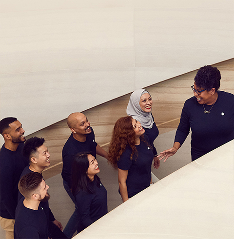 Membres du personnel montant l’escalier d’un Apple?Store.