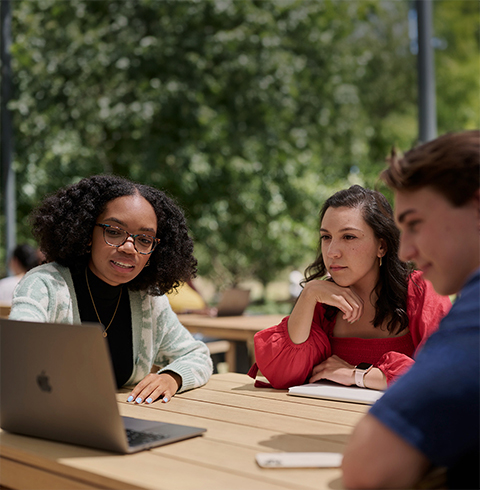 Einige Apple Praktikant:innen arbeiten im Caffè Macs zusammen.