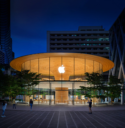 Exterior de uma Apple Store à noite.