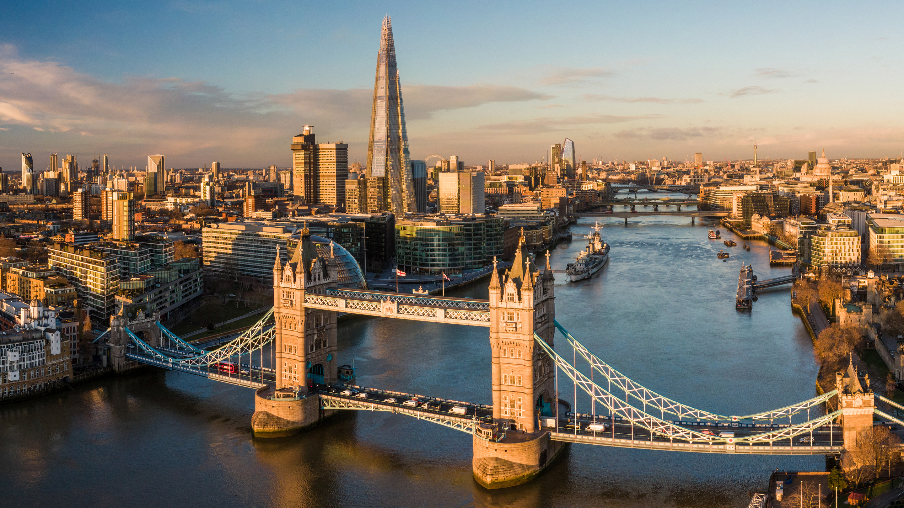 Vista aérea de Londres e do Rio Tamisa, com a Tower Bridge em primeiro plano.