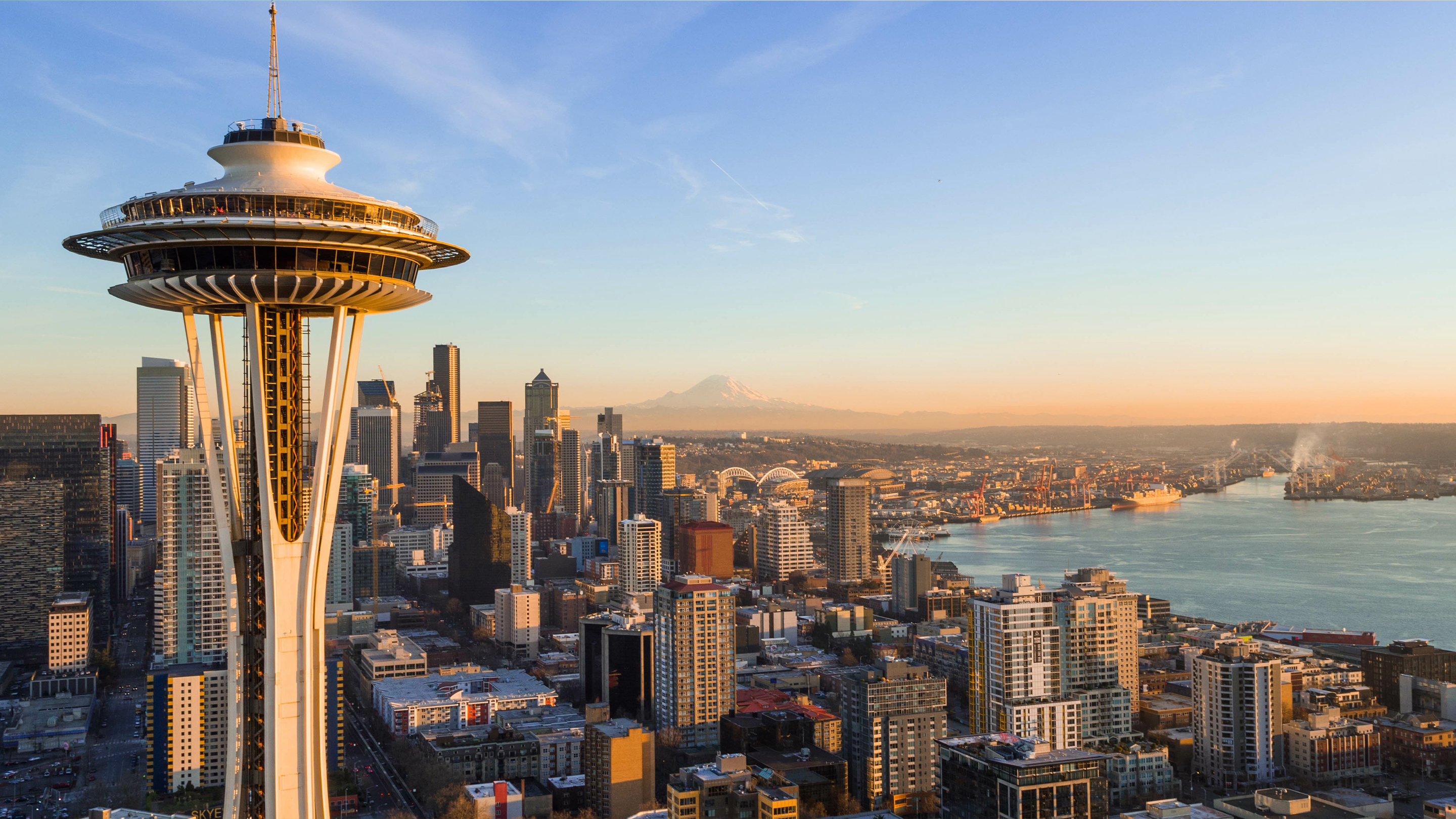 Légi felvétel a washingtoni Seattle városáról, a Space Needle toronnyal az el?térben.