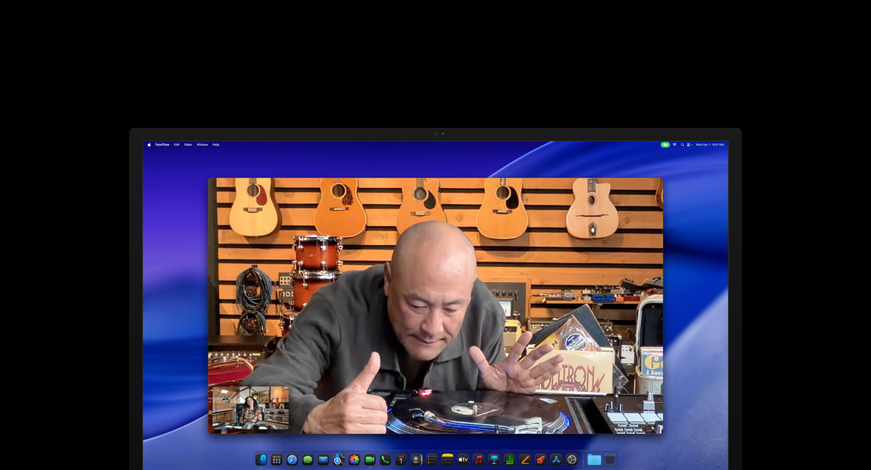 Na Studio Displayi XDR probíhá videohovor mezi dvěma lidmi, centrování záběru je udr?uje uprost?ed, i kdy? se jeden z nich v obchodě s hudebními nástroji p?iblí?í ke gramofonu
