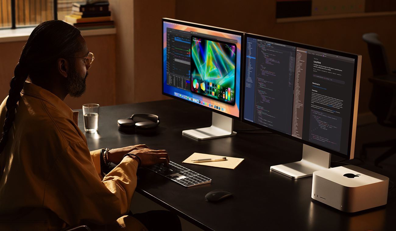 Professionaal t??tab Mac Studio ja kahe Studio Display monitoriga