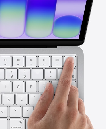 H?bedane MacBook Neo, kellegi s?rm Touch ID anduril klaviatuuri ülemises paremas nurgas