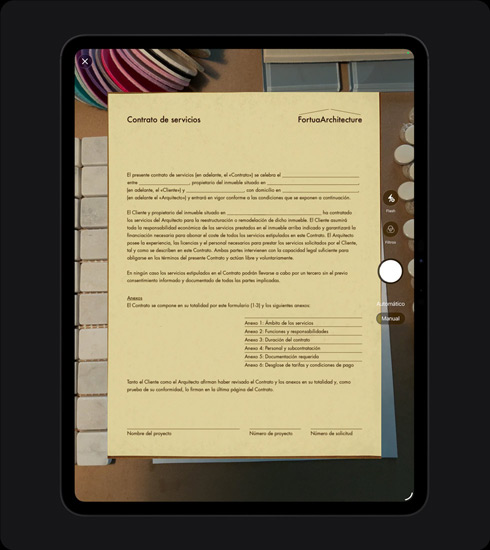 iPad Pro, parte delantera exterior, posición vertical, color negro espacial, la pantalla muestra un documento escaneado titulado ?Contrato de servicios? con el texto y la firma claramente visibles