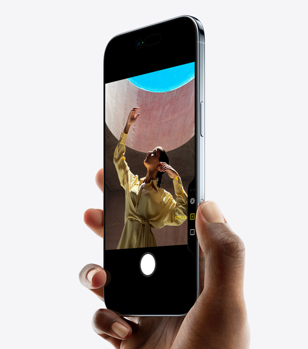 Une main tenant un iPhone Air avec le pouce sur le bouton Commande de l’appareil photo, face avant, c?té, profil fin, Dynamic Island, bouton latéral