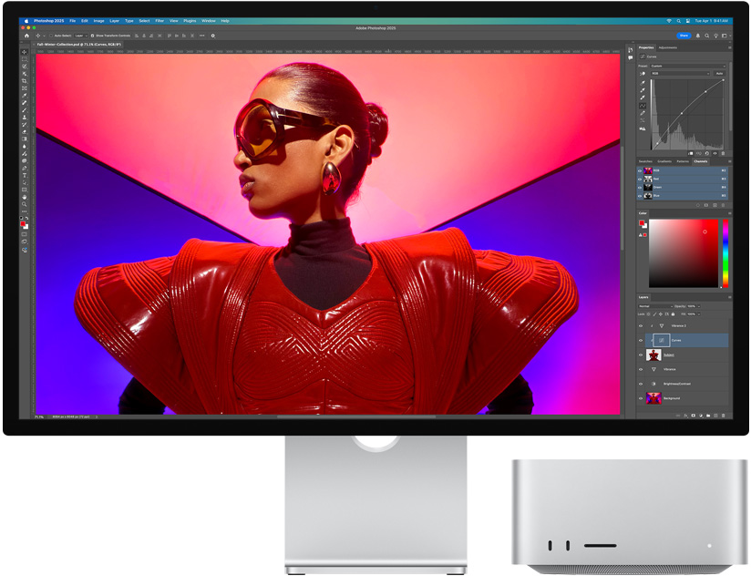 Studio Display 和 Mac Studio 一同展示，正使用 Adobe Photoshop