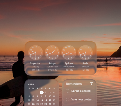 Liquid Glass widgeti Sat, Kalendar, Podsjetnici i Vrijeme na zaslonu macOS Tahoe preko prizora surfera koji hoda pla?om u zalazak sunca