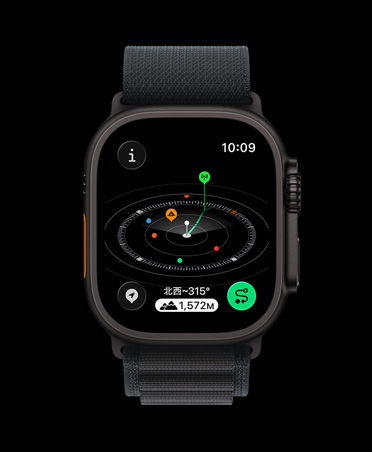ブラックチタニウムケースのApple Watch Ultra 3。コンパスアプリにウェイポイントがマークされている。バンドはブラックのアルパインループ