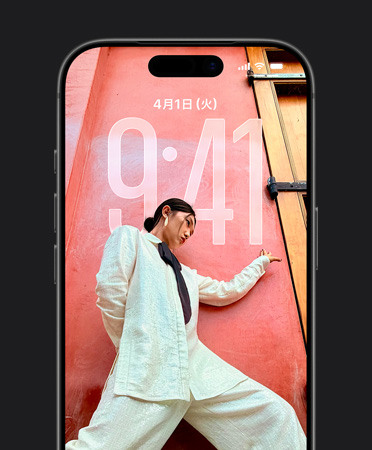 iPhoneのロック畫(huà)面。寫(xiě)真に合わせて時(shí)刻が表示されている