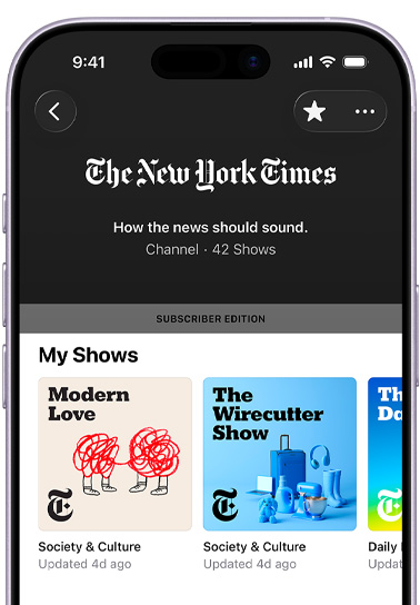 iPhone，正面外觀，螢?zāi)伙@示 Apple Podcast 中的《The New York Times》頻道，下方文字為：「How the news should sound」，共有 42 個節(jié)目，訂戶版本橫幅位於「我的節(jié)目」部分之上，展示《Modern Love》、《The Wirecutter Show》和一個部分可見的第三個節(jié)目，以上節(jié)目均歸類於「社會與文化」之下