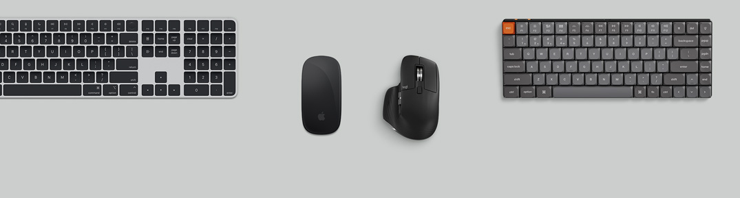 俯視圖展示銀色 Mac mini 擺放在桌上，旁邊放有一部顯示器、無線鍵盤、無線滑鼠、一個遊戲手掣，以及 AirPods Max。