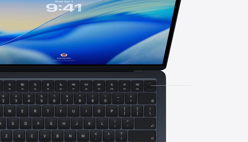 Otwarty MacBook Air ze wskazanym po?o?eniem przycisku Touch ID