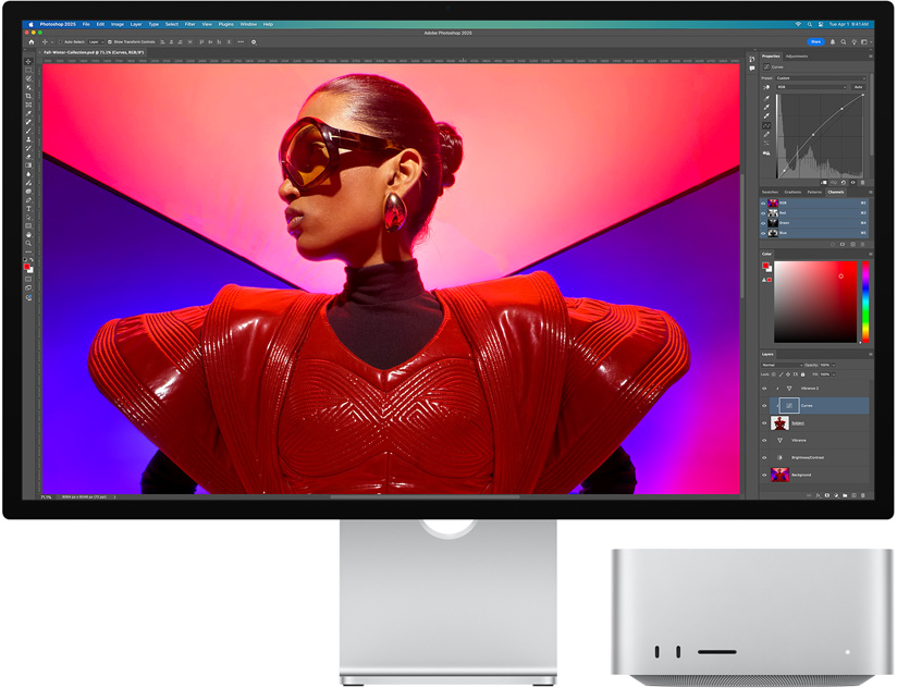 Studio Display ?i Mac Studio afi?ate ?mpreun?, utilizand Adobe Photoshop