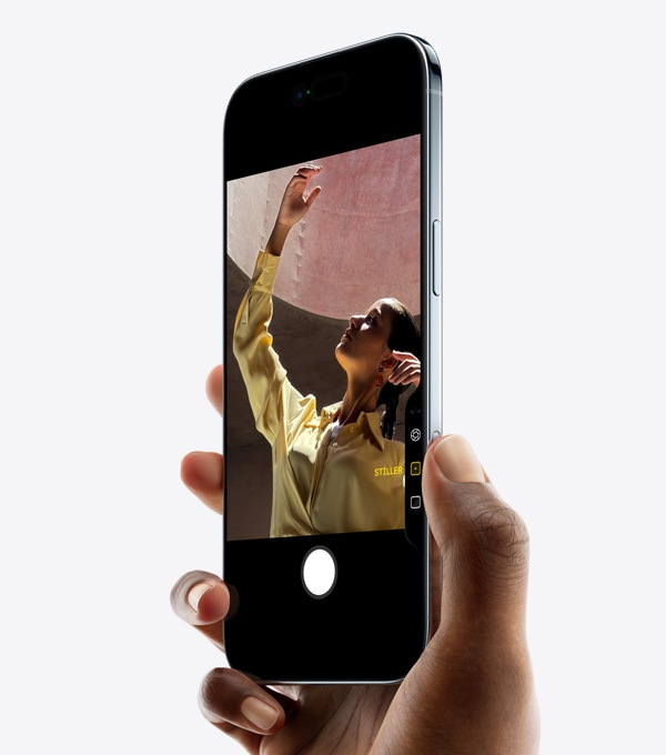 Ba?parma?? Kamera Denetimi dü?mesi üzerinde, iPhone Air’i tutan bir el, ?nden ve yandan d?? g?rünüm, ince profil, Dynamic Island, Yan dü?me