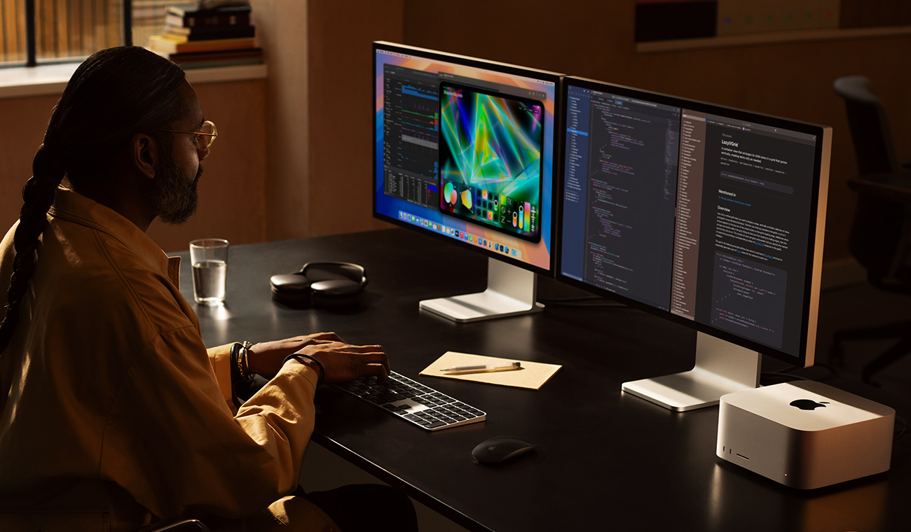 Bir profesyonel, Mac Studio ve iki Studio Display ekran?yla ?al???yor