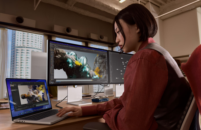MacBook Pro’ya ba?l? Studio Display XDR ile ofiste ?al??an bir ki?i