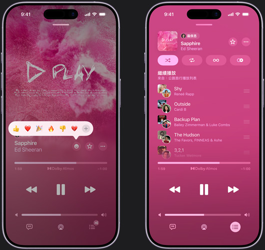左側(cè)的 iPhone 正在播放 Ed Sheeran 的《Sapphire》，並浮現(xiàn)反應(yīng)表情符號提示，顯示豎起拇指、愛心、慶祝、拇指朝下或加入其他反應(yīng)的選項；右側(cè)的 iPhone 則展示名為公路旅行的合作播放列表，其中包含其他人加入的多首歌曲