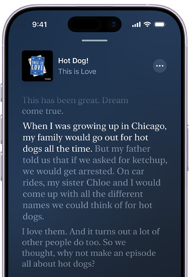 iPhone 機(jī)身正面，螢?zāi)伙@示 Apple Podcast 中由 Phoebe Judge 主持的 This is Love 節(jié)目裡名為 Hot Dog 的單集逐字稿，逐字稿中反白的文字寫(xiě)著：「當(dāng)我在芝加哥長(zhǎng)大時(shí)，我的家人經(jīng)常出去吃熱狗」，周?chē)闹鹱指逦淖肿儼怠?>
									</picture>
									<noscript>
																<picture class=