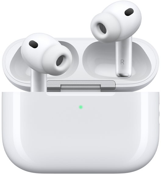 Hvite, tr?dl?se AirPods Pro 3-?retelefoner med silikonplugger og mikrofoner der innsiden av stilkene viser bokstavene L og R vises i et ?pent MagSafe-ladeetui (USB-C) med avrundede hj?rner og LED-str?mindikator.