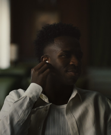 AirPods&nbsp;Pro&nbsp;3, person in white shirt pinching right earbud