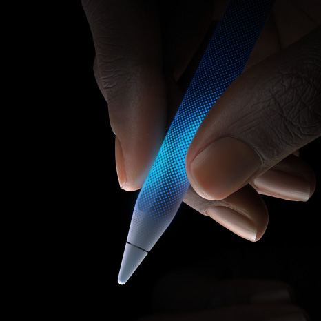 Apple Pencil Pro, bo?na strana, bijela boja, tanak profil, teksturirano hvati?te, ruka dr?i olovku s vrhom okrenutim prema dolje i demonstrira osjetljivost na dodir i povratnu vibraciju