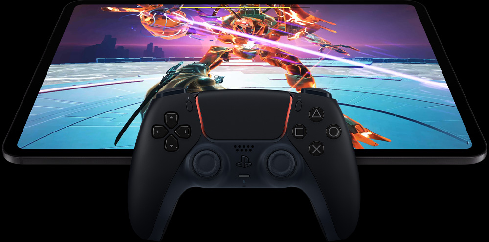 Be?i?ni PlayStation kontroler polo?en preko iPada Pro, prednja strana, pejza?na orijentacija, svemirski crna boja, prikazan je zaslon iz videoigre s futuristi?kim robotom i svjetle?im ru?i?astim laserskim ma?em