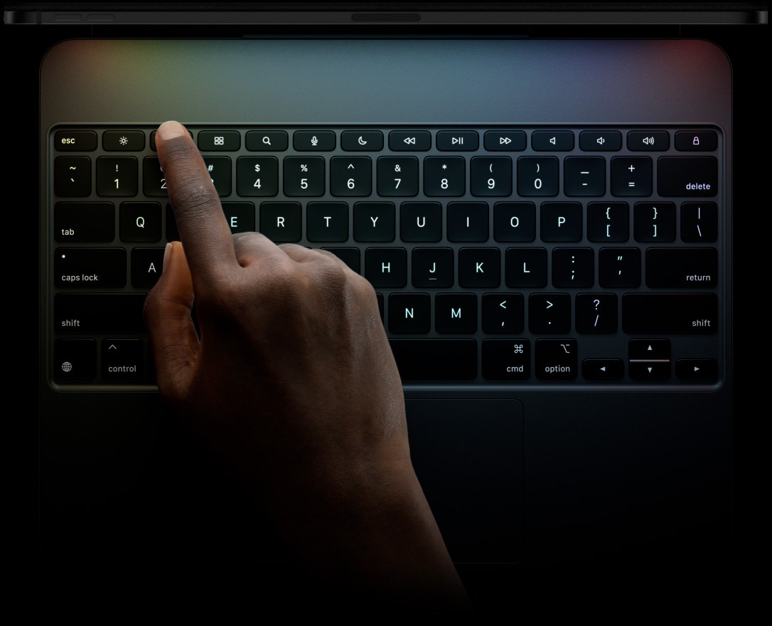 iPad Pro, pejza?na orijentacija, svemirski crna boja, profil gornjeg rubna, priklju?en na Magic Keyboard, prednja strana, pejza?na orijentacija, crne tipke s pozadinskim osvjetljenjem, redak s posebnim funkcijskim tipkama, escape, tab, caps lock, shift, control, option, shift, delete, return, tipke sa strelicama raspore?ene u obliku obrnutog slova T, ugra?ena dodirna povr?ina