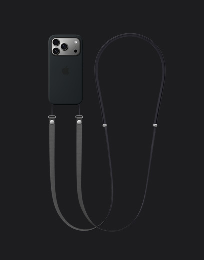 iPhone 17 Pro, fra baksiden, s?lv finish, med svart silikondeksel med MagSafe og m?rkegr? crossbody-stropp festet