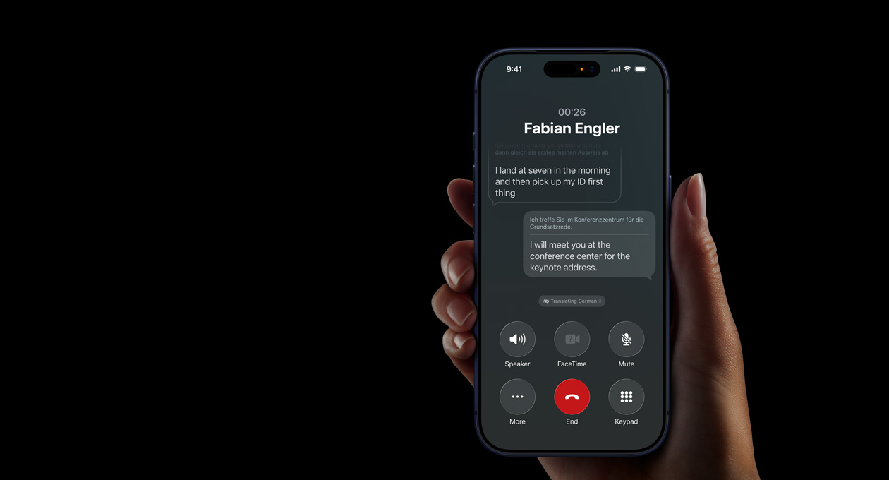 ?να χ?ρι κρατ? το iPhone 17 Pro, επιδεικν?οντα? τη λειτουργ?α Ζωνταν?? Μετ?φραση? του Apple Intelligence κατ? τη δι?ρκεια μια? τηλεφωνικ?? κλ?ση?